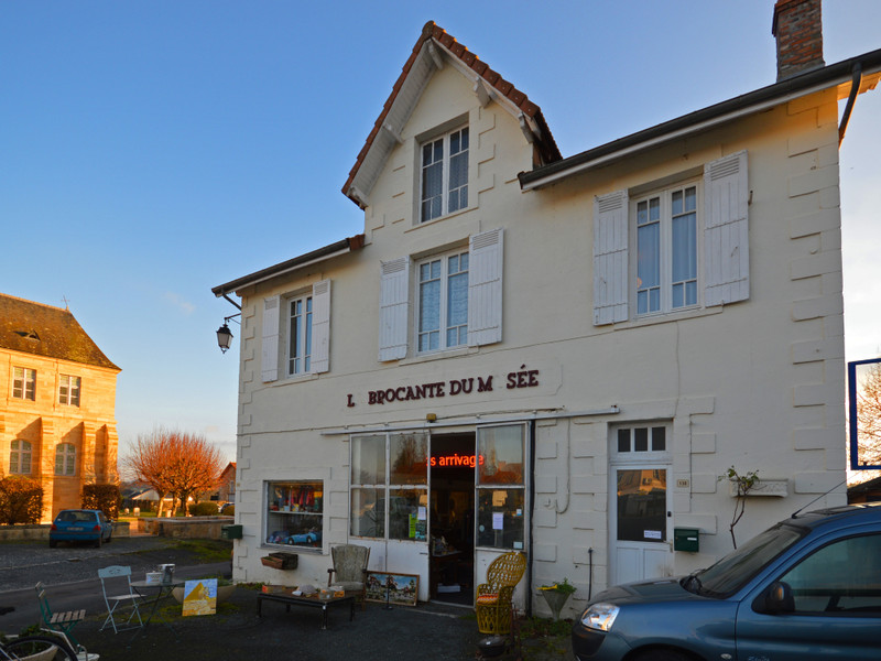 Commerce à vendre à Hautefort, Dordogne - 71 600 € - photo 1