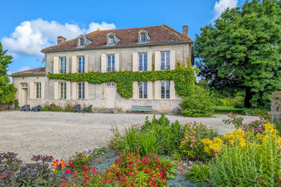 Elegant Maison de Maître with swimming pool. B&B. Large outbuildings, Mature Garden. 15 minutes from Jonzac