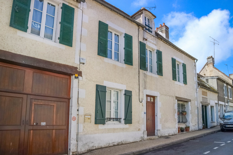 Maison à vendre à La Trimouille, Vienne - 240 000 € - photo 1 Maison à vendre à La Trimouille, Vienne - 240 000 € - photo 1