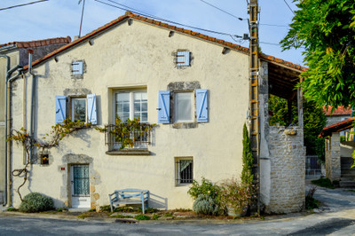 Maison à vendre à Saint-Ciers-sur-Bonnieure, Charente, Poitou-Charentes, avec Leggett Immobilier