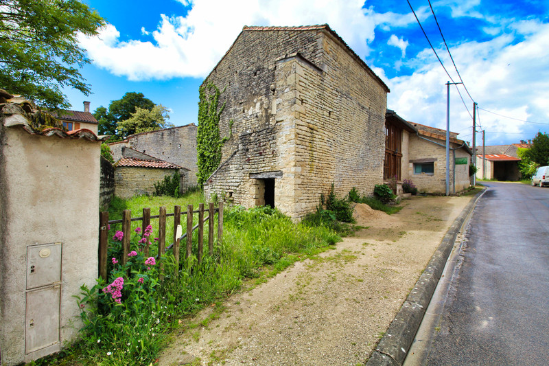 Maison à vendre à Longré, Charente - 12 600 € - photo 1 Maison à vendre à Longré, Charente - 12 600 € - photo 1