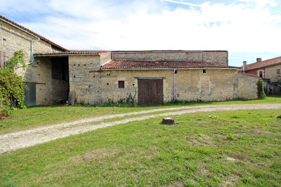 French property for sale in Fontaine-Chalendray, Charente-Maritime - €109,000 - photo 1