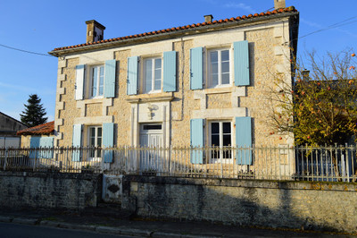 Maison à vendre à Valence, Charente, Poitou-Charentes, avec Leggett Immobilier