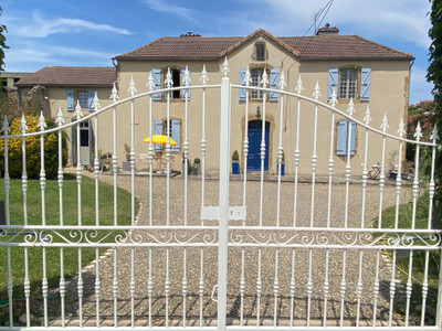 Beautiful Maison de Maitre with swimming pool, covered terrace, garage and views of the countryside