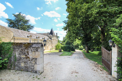 Magnifique Château XVIIe siècle, 13 pièces, 552m2 sur parc de 1.5Ha avec dépendances et étang. Près de Niort.