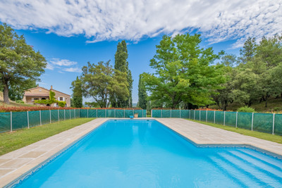 Bastide and country estate in Provence, with 98 hectares, swimming pool, tennis court. Private and secluded.