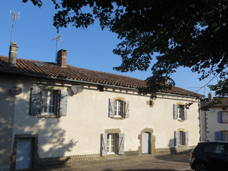 Maison à vendre à Esse, Charente - 150.000 € - photo 1