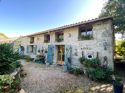 French property for sale in Néré, Charente-Maritime - €695,000 - photo 1