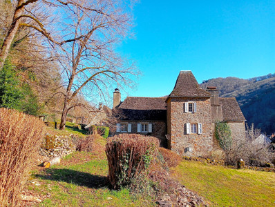 Beautiful 16th century manor house in Natura 2000 area. Dominant position, view of the Dordogne, outbuildings