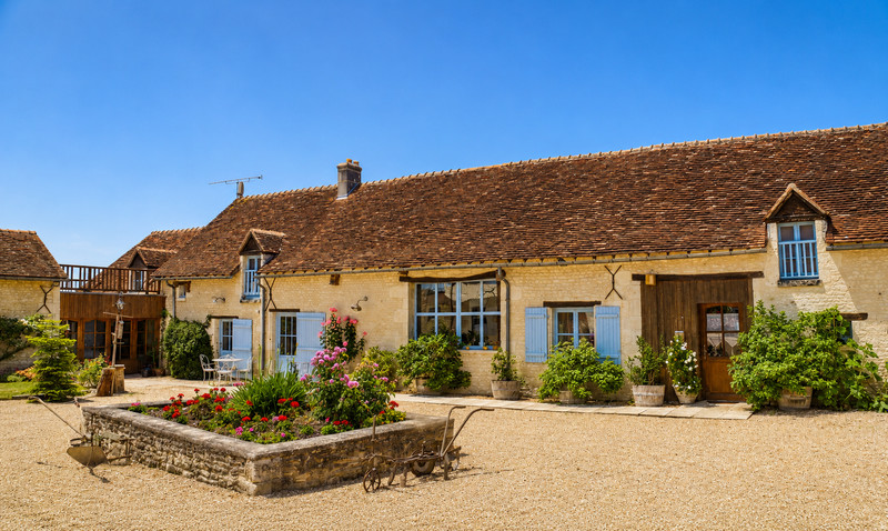 French property for sale in Luzé, Indre-et-Loire - €708,333 - photo 5