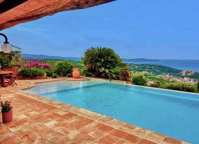 Grand villa avec des vues spectaculaires sur la Baie de Cavalaire, 5 chambres, piscine à l'infini, cave de vin