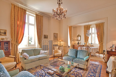  South Loire Valley, sumptuous property set in beautifully landscaped grounds. Amenities at walking distance.