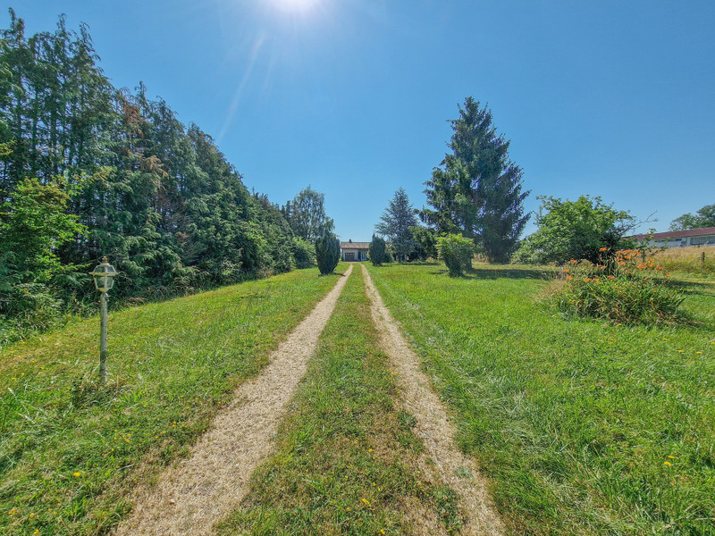 House for sale in ChampagneMouton Charente Village house with 5 rooms and 3 bedrooms