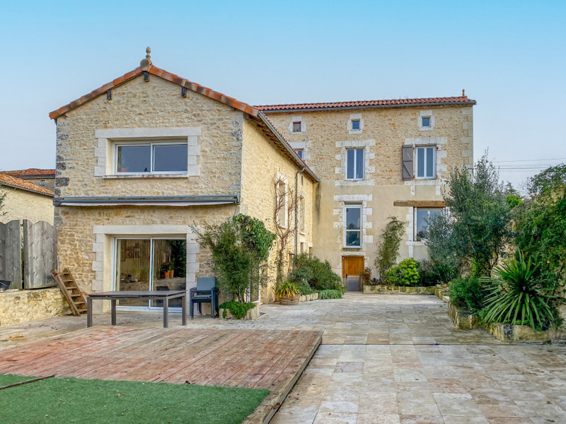 Maison à vendre à Val-de-Bonnieure, Charente - 299 975 € - photo 1