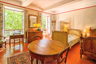 Magnificent character property in the heart of vineyards with breathtaking views, 30' from Aix-en-Provence