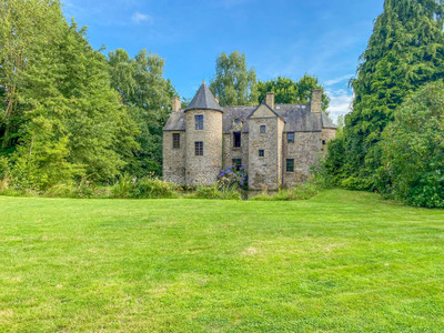 Stunning Manor house in beautiful grounds with a moat and a lake situated 35 min from the Mont St Michel