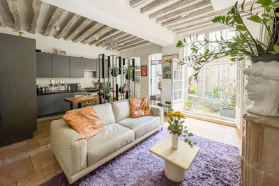 PARIS IV - Notre Dame District  | Characterful 1-2 bed flat with fireplace, exposed beams and a terrace. 