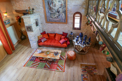 Great opportunity. House renovated with high quality materials in a charming medieval village.