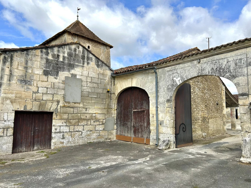 French property for sale in Gurat, Charente - €318,000 - photo 3