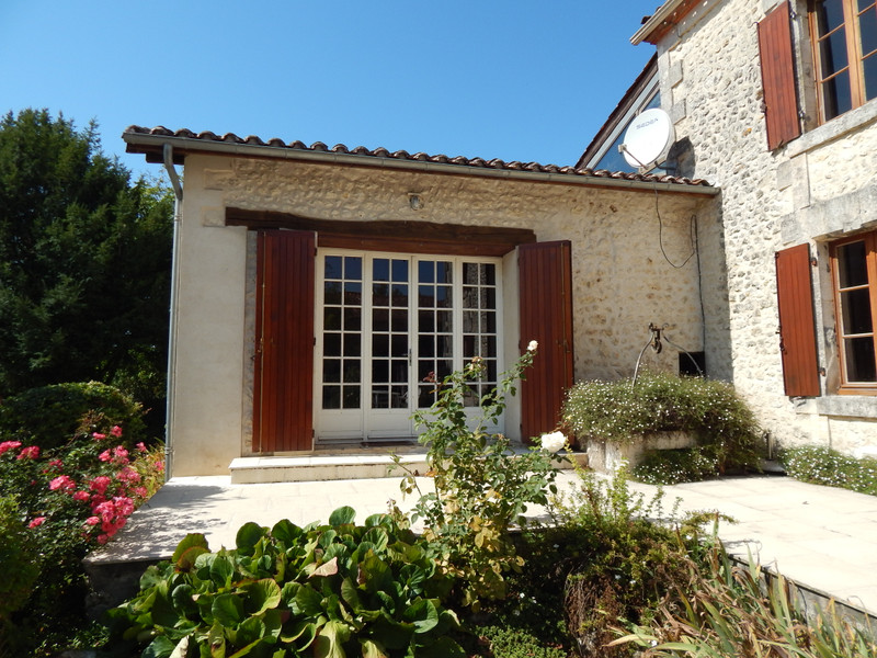 French property for sale in Salles-Lavalette, Charente - €349,800 - photo 2