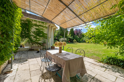 Close to the château - Mansion of 354sqm with enclosed garden and garage.