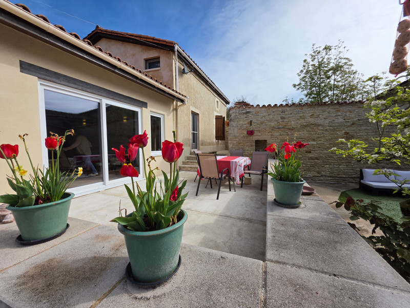 French property for sale in Saint-Fraigne, Charente - €183,000 - photo 1
