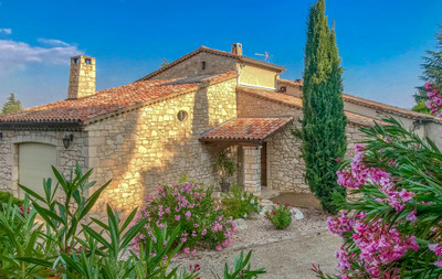 Stunning villa (240 m²) mainly on the ground floor on the hill with amazing views over the Cévennes national park, very spacious garage (8 cars), great garden (3800 m²) with olive trees and heated swimming pool, above medieval town Barjac.