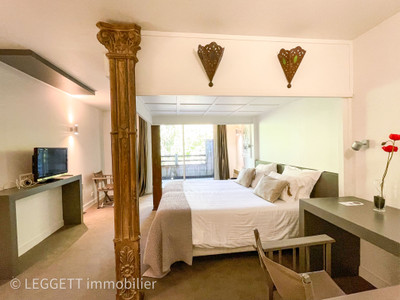 Sarlat : Domaine composé d'un hôtel 4 étoiles, 35 chambres, d'une maison privée, parc boisé avec lac 