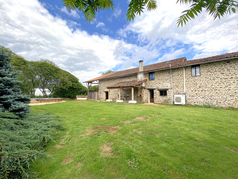 Maison à vendre à Verneuil, Charente - 339.200 € - photo 1