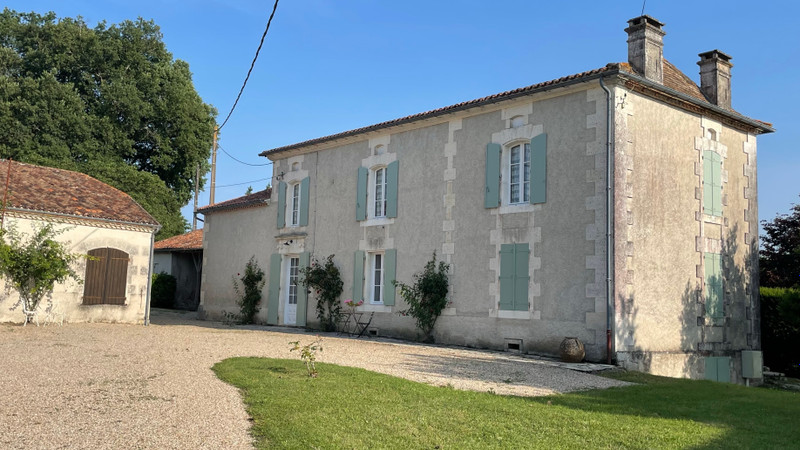 Maison à vendre à Bors (Canton de Tude-et-Lavalette), Charente - 694 300 € - photo 1