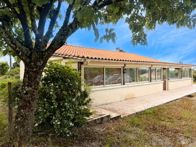 Chalet à vendre à Montmoreau, Charente, Poitou-Charentes, avec Leggett Immobilier