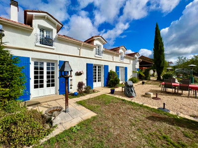 Maison à vendre à Javerlhac-et-la-Chapelle-Saint-Robert, Dordogne, Aquitaine, avec Leggett Immobilier