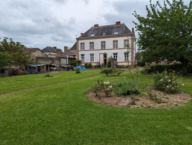 Maison à vendre à Chemillé-en-Anjou, Maine-et-Loire - 495.000 € - photo 1