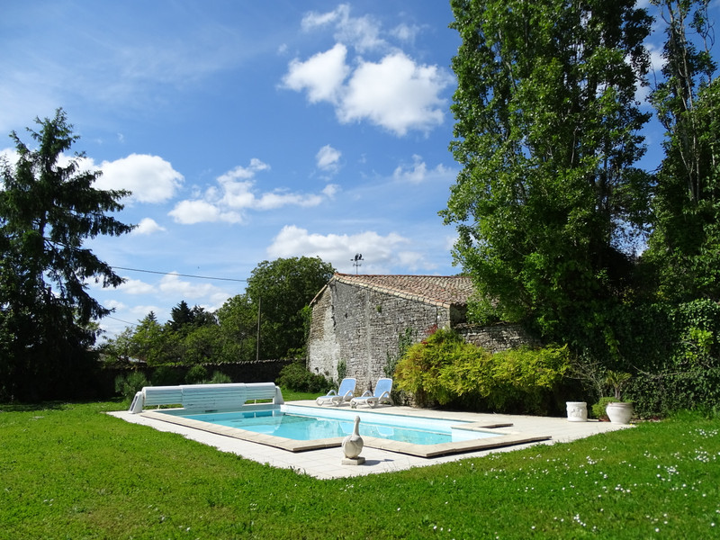 French property for sale in Aigondigné, Deux-Sèvres - €299,500 - photo 1