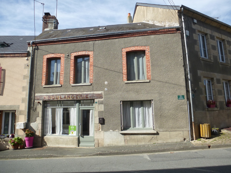 Maison à vendre à Bussière-Dunoise, Creuse - 71 600 € - photo 1
