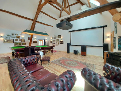 Stunning barn conversion, 4 ensuite bedrooms. Two further cottages. Covered pool. All on a plot of 11956m². 