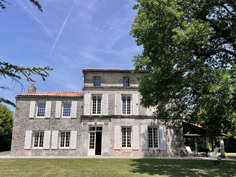 French property for sale in Jarnac, Charente - €472,500 - photo 0