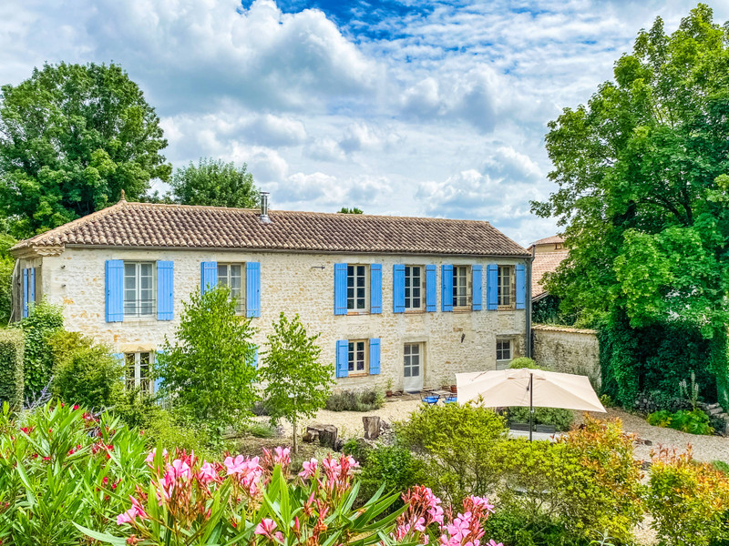 Maison à vendre à Saint-Georges-des-Agoûts, Charente-Maritime - 365.000 € - photo 1
