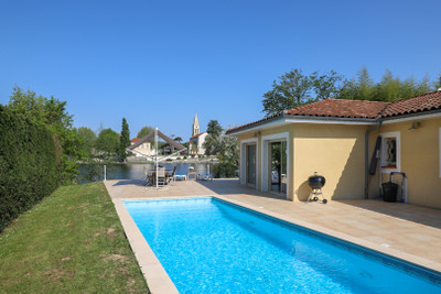Beautiful 4 bed villa right on the river Lot, ideal family home or fisherman's dream.  