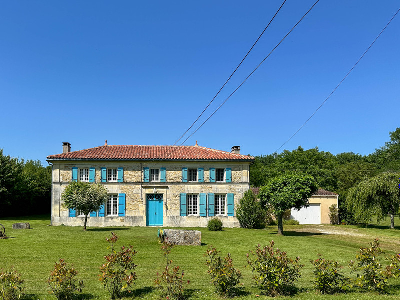 Maison à vendre à Brizambourg, Charente-Maritime - 349.950 € - photo 1