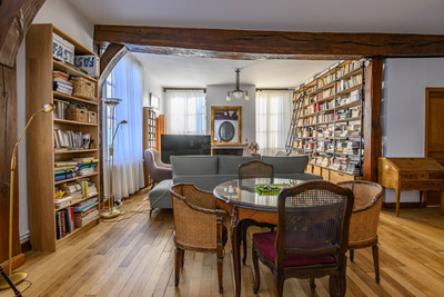 Charming 2 bedroom 126 m2 flat in the historic district of Chartres. Gorgeous painted windows. High ceilings.