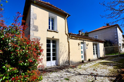 Maison à vendre à Montbron, Charente, Poitou-Charentes, avec Leggett Immobilier
