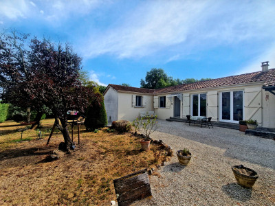 French property for sale in Vouzan, Charente - €266,000 - photo 1