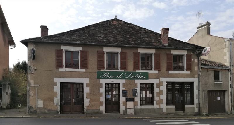 Maison à vendre à Lathus-Saint-Rémy, Vienne - 66 600 € - photo 1