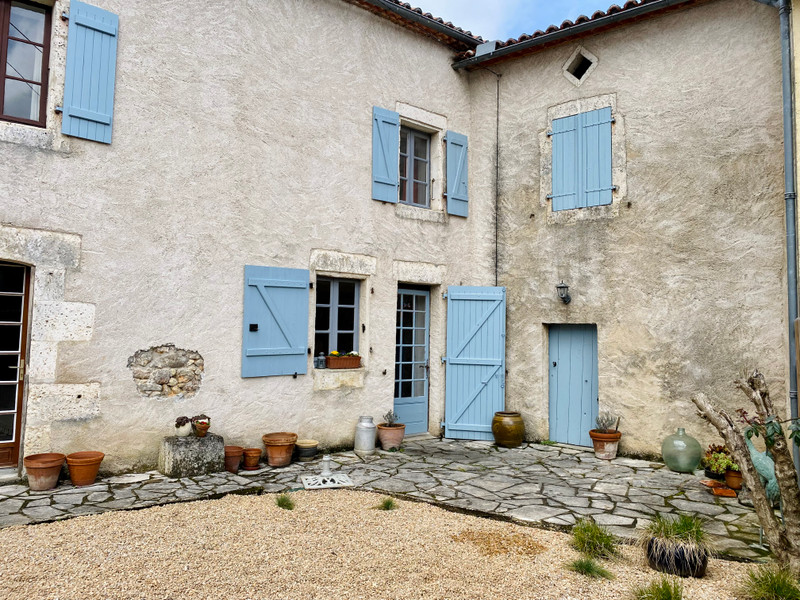 Maison à vendre à Vouzan, Charente - 172 000 € - photo 1