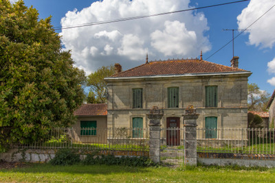 Maison à vendre à Montendre, Charente-Maritime, Poitou-Charentes, avec Leggett Immobilier