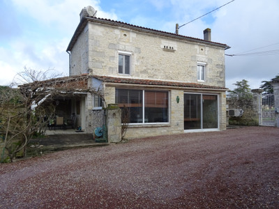 Maison à vendre à Gond-Pontouvre, Charente, Poitou-Charentes, avec Leggett Immobilier