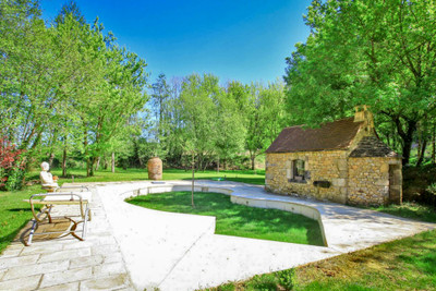 Close to the Dordogne: Luxury Gite and bed and breakfast to take over turnkey in a small and dynamic village. 