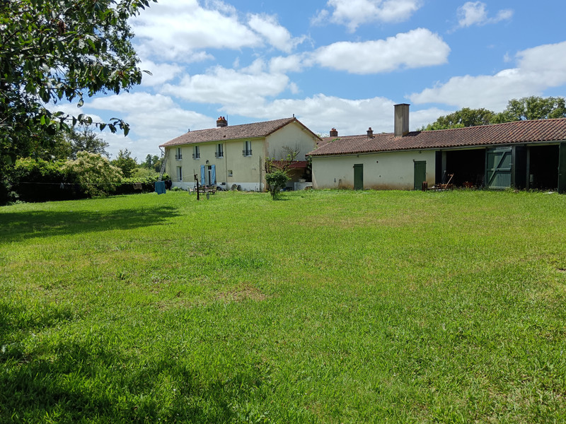 Maison à vendre à Availles-Limouzine, Vienne - 152.000 € - photo 1