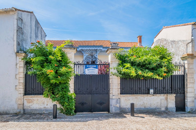 Stunning Ile de Ré listed property, 3 bedrooms and a lovely courtyard
garden